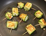 Foto del passaggio 3 della ricetta Involtini di zucchina e feta scottati con salsa menta e peperoncino o pepe rosa