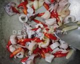Foto langkah ke 3 dari resep Cumi Asin Pedas Manis Simpel.
