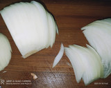 Foto del paso 2 de la receta: Muslos y contramuslos en salsa de tomate y un plus
