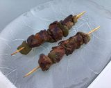 Une image de l'étape 7 de Brochettes de bœuf mariné aux poivrons verts.