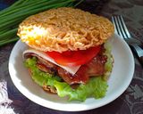 Hình bước làm 5 của món Burger mì gói gà sốt teriyaki
