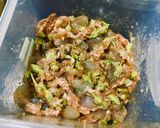 รูปขั้นตอนการทำที่ 1 ของ เกี๊ยวกุ้งดอกขจรหมูสับ-กรรเชียงปู