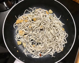 Foto del paso 5 de la receta: Gulas al ajillo con huevos estrellados