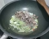 Foto langkah ke 2 dari resep White Shimeji Mushroom with Beef and Paprika.