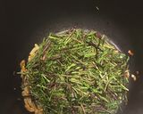 Foto del passaggio 4 della ricetta Risotto con asparagi selvatici