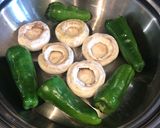 Foto del paso 3 de la receta: Champiñones y ajíes a la plancha