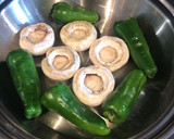 Foto del paso 3 de la receta: Champiñones y ajíes a la plancha