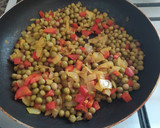 Foto del paso 2 de la receta: Revuelto de arvejas, huevo y cebolla
