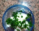 Foto del paso 2 de la receta: DIP DE CREAM CHEASE, ALCAPARRAS, Limón Y PEREJIL
