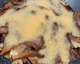 Foto del paso 7 de la receta: Tortilla mal hecha, de setas al ajillo, en wok