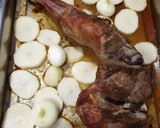 Foto del paso 3 de la receta: Paletilla de cordero con crema de yogurt griego