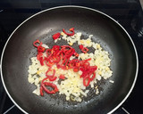 Foto del paso 3 de la receta: Espirales con setas variadas y marisco