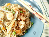 Fideos de arroz fritos con gambas estilo 3 delicias