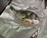 Une image de l'étape 2 de Dorades royales en papillote à l ail, citron et persil avec piments grillés.