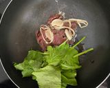 Hình bước làm 2 của món Mì gói nước bò xào