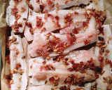 Foto del paso 2 de la receta: Pescado con cebolla y frutos secos caramelizados