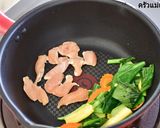 รูปขั้นตอนการทำที่ 3 ของ ราดหน้าไก่ หมี่กรอบ ไข่ดาว