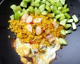รูปขั้นตอนการทำที่ 4 ของ ข้าวผัดไข่แดง ไข่ขาวกรอบ พริกน้ำปลา Yolk Fried Rice Crispy White