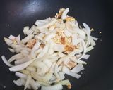 รูปขั้นตอนการทำที่ 2 ของ หัวหอมผัดเนยใส่ไก่