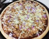 A picture of step 5 of Easy BBQ chicken pizza.