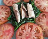Foto del paso 5 de la receta: Ensalada de caballa,tomate, espinacas y vinagreta de espirulina