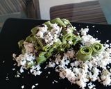 A picture of step 15 of Palak paneer khandvi.