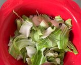 Une image de l'étape 1 de Velouté aux feuilles, tronc et côtes de choux fleur.