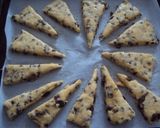 Une image de l'étape 2 de Scones aux pépites de chocolat et raisins secs.