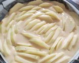 A picture of step 5 of Applecake (apfelkuschen) with vanilla cream.