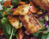 Foto del paso 4 de la receta: Ensalada de espinacas con halloumi y pollo