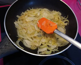 Foto del paso 1 de la receta: Tortilla de sardinas y cebolla