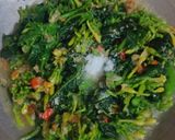 Foto langkah ke 3 dari resep Tumis Pedas Daun dan Bunga Pepaya.