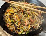 Foto del paso 7 de la receta: 🍜 Vegetales salteados al wok con carne 🍜 Rendidor y con productos de temporada