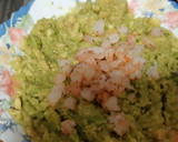 Foto del paso 1 de la receta: Gulas al ajillo y aguacate con gambas y albaricoque