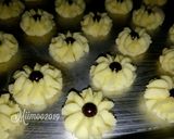 Foto langkah ke 3 dari resep Kue Semprit Susu 3 Bahan Tanpa Mixer.