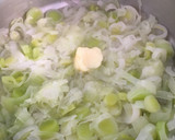 Foto del paso 2 de la receta: Salmón al papillote con puerros y queso feta