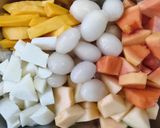 Foto langkah ke 1 dari resep Asinan Buah dengan Kuah Bunga Rosella.