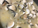 Medallones de merluza en salsa verde con almejas y gambas 🍤