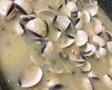 Foto del paso 10 de la receta: Medallones de merluza en salsa verde con almejas y gambas 🍤