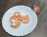 Foto del paso 2 de la receta: Champiñones rellenos de aguacate y langostino