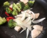รูปขั้นตอนการทำที่ 3 ของ อกไก่ผัดพริกไทยดำ