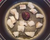 Foto del paso 1 de la receta: Arroz con bacalao ajos tiernos y coliflor