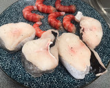 Foto del paso 1 de la receta: Merluza de pincho en salsa de carabineros