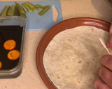 Foto del paso 5 de la receta: Tortilla trend con cerdo teriyaki, cebolla caramelizada, pepinillo encurtido y yema curada soja y PX