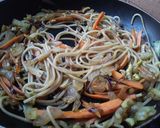 Foto del paso 7 de la receta: Fideos fritos con berenjenas doradas en salsa de naranja