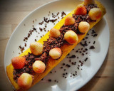 Foto del paso 6 de la receta: Brazo gitano de fresones blancos y rojos con nata y trufa