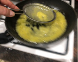 Foto del paso 4 de la receta: Bacalao confitado con crema de pimiento morrón y guindilla cayena y el otro pincho con pil pil