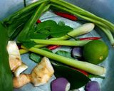รูปขั้นตอนการทำที่ 1 ของ ต้มยำไก่ใบหม่อนมะขามอ่อน