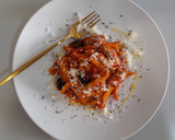 Foto del paso 7 de la receta: Macarrones con salchichas y olivas negras en salsa de tomate