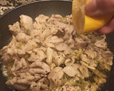 Foto del paso 3 de la receta: Muslos de pollo con espinacas y queso